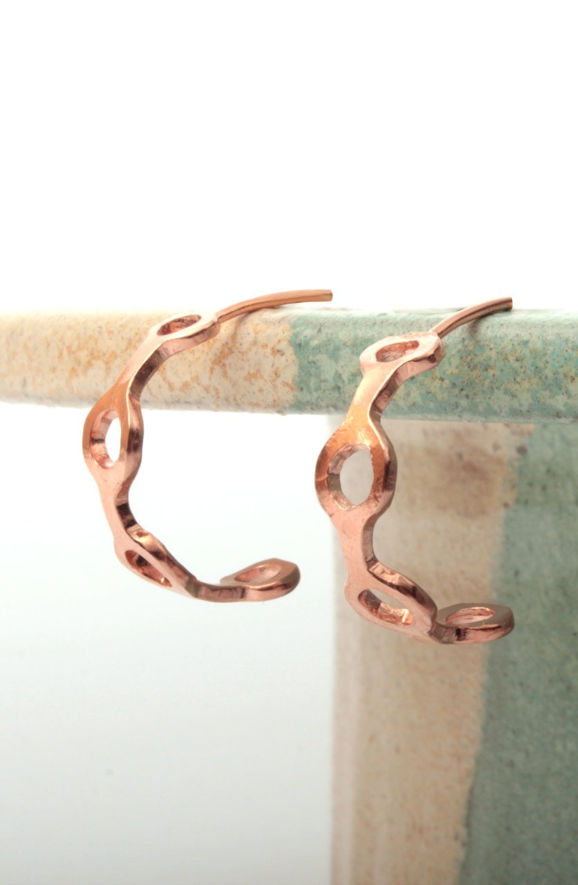 Delik Deşik Küpe Rose Altın Renkte