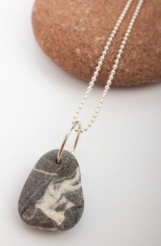 Şans Çakılı Kolye Ucu / E Harfi Gibi